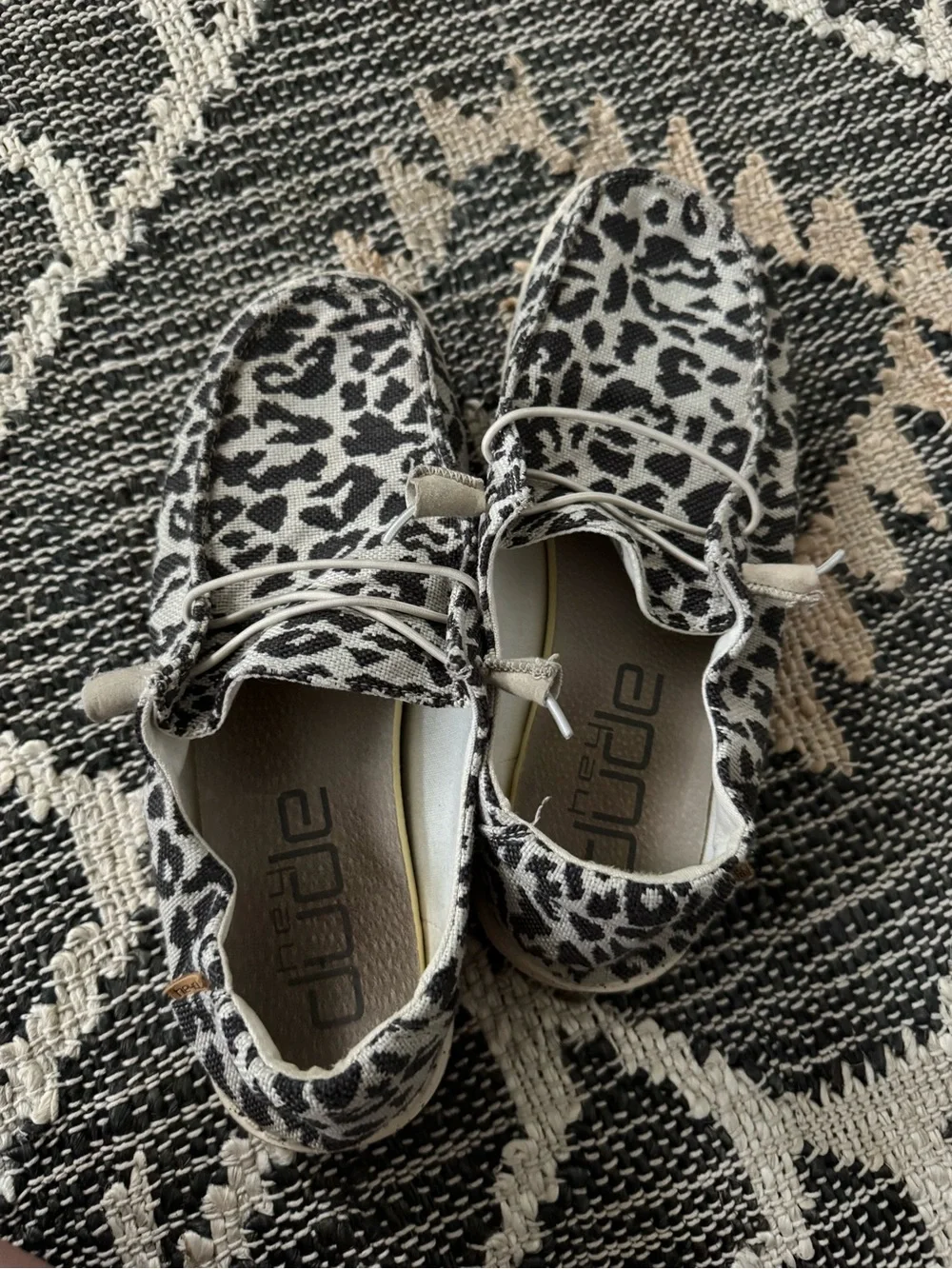 Hey Dude Women’s Leopard Print Slip-On Slippers in Black and White size 9 - Picture 3 of 4